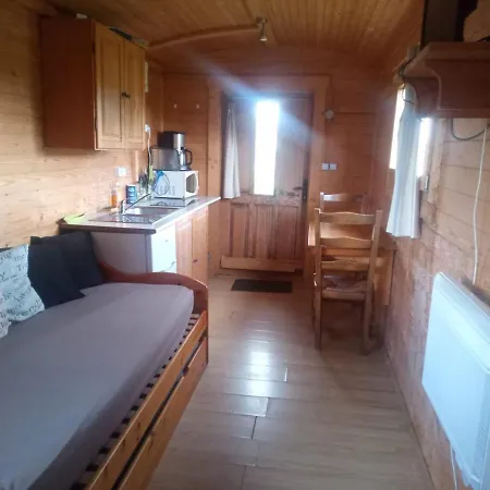 Деревянный коттедж Roulotte